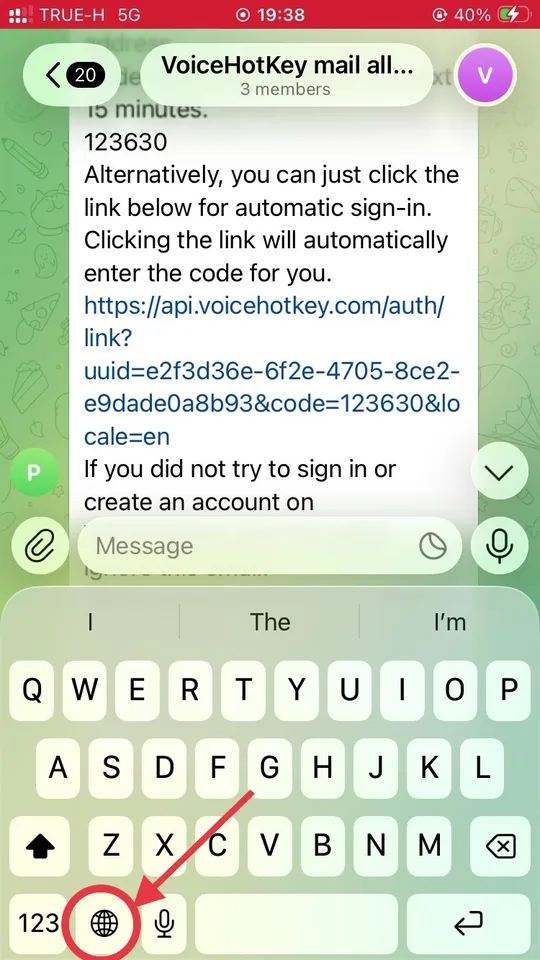 iOS कीबोर्ड पर ग्लोब बटन की ओर इशारा करता तीर
