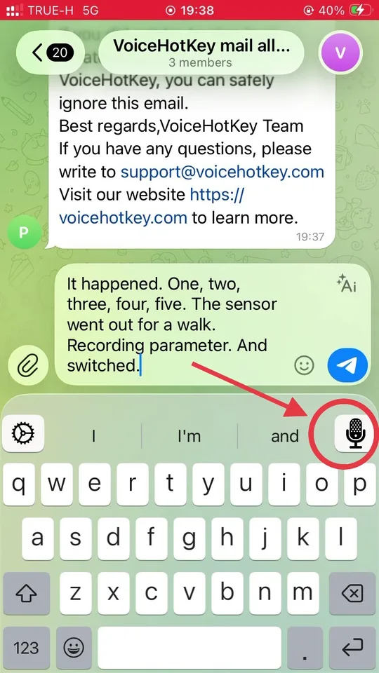 VoiceHotKey कीबोर्ड पर डिक्टेशन माइक बटन की ओर इशारा करता तीर